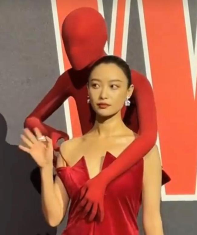 倪妮背了个“人”走红毯 青铜浮雕引爆话题